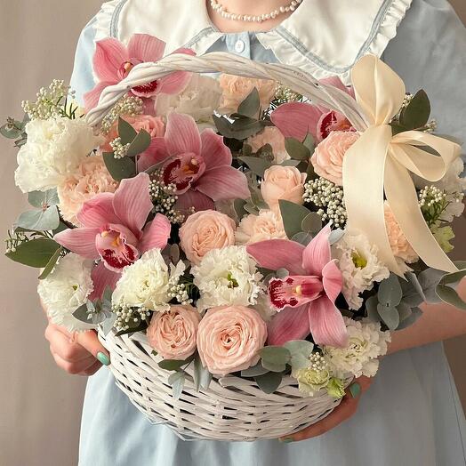 Корзина с цветами орхидеи,диантусы,розы