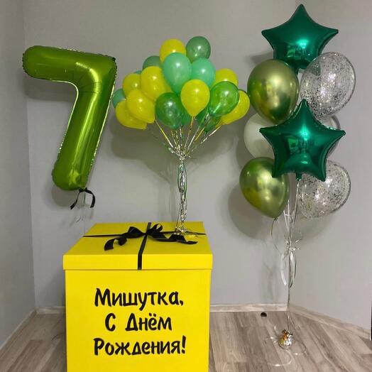 Большая жёлтая коробка с шарами и цифрой