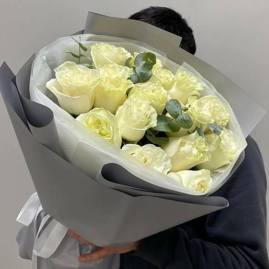 15 белых роз