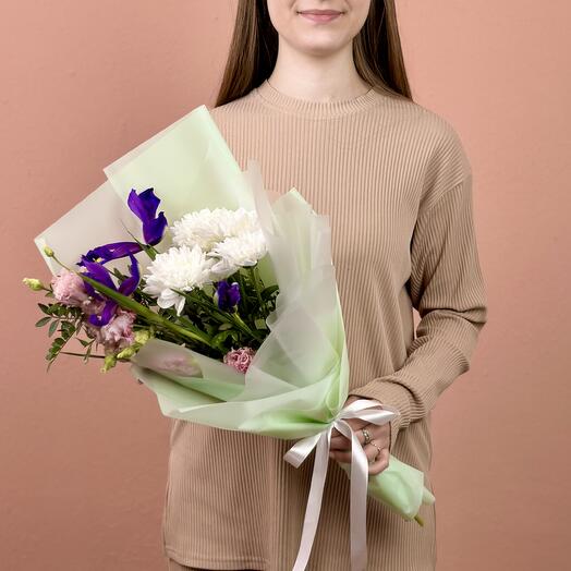 Очаровательный букет из розовой эустомы, ириса, кустовой хризантемы и пистации (S) 1050-01
