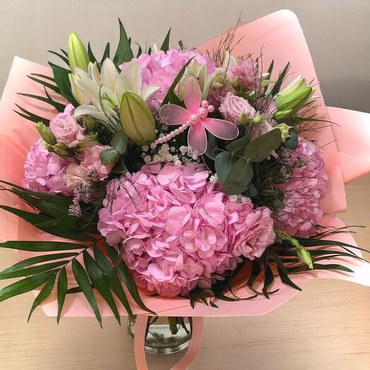 Sueno floral con lirios y hortensias