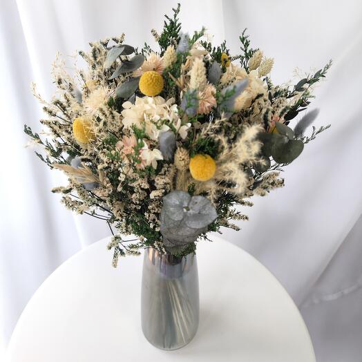 Букет в вазе из стабилизированных цветов и сухоцветов