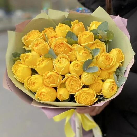 Кустовые розы Еллоу Баблз в пленке (15шт)