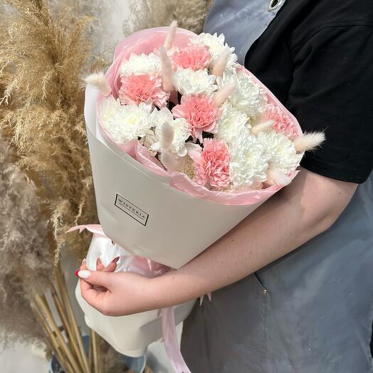 Букет нежная хризантема, розовые диантусы и лагурус (02010302)