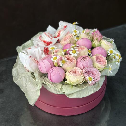 Цветы в коробке с конфетами Raffaello