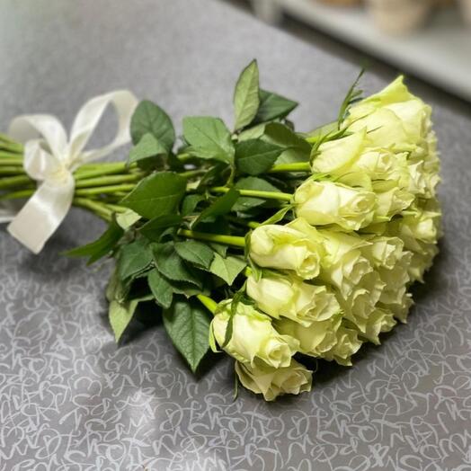 25 белых роз