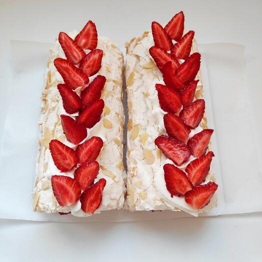 Меренговый рулет с малиной и клубникой