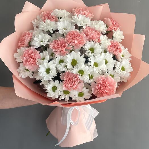 Букет из кустовой хризантемы и Dianthus нежно розовых