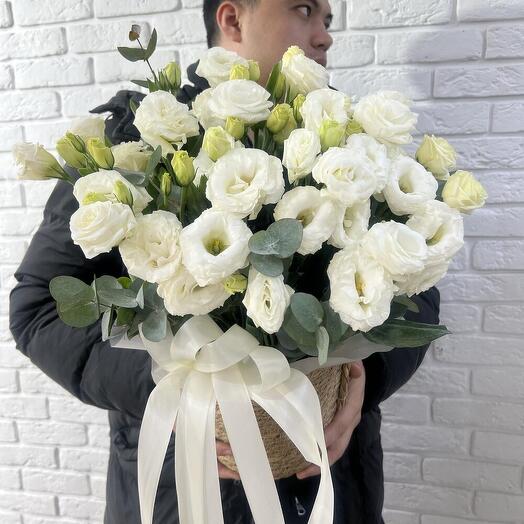 Корзина с эустомами