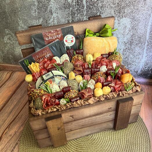 Деликатесный ящик с сырами