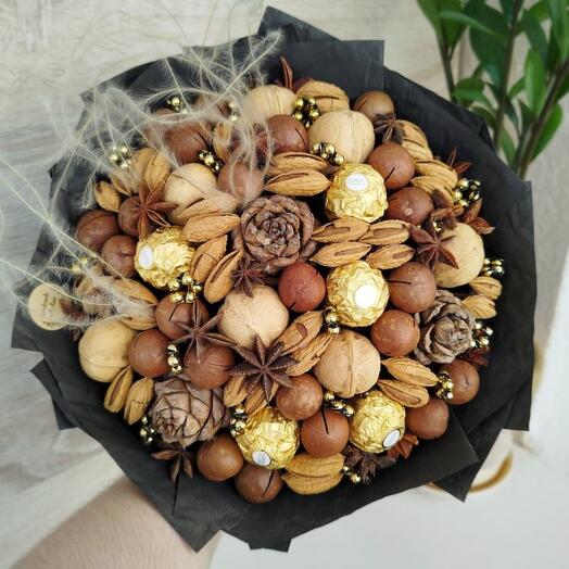 Строгий букет из орехов с конфетами Ferrero Rocher, кедровыми шишками и ковылём (М)