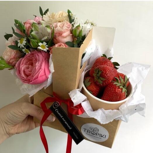 Комбо набор комплимент цветы с клубникой