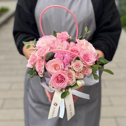 Кустовые розочки в сумочке с альстромерией