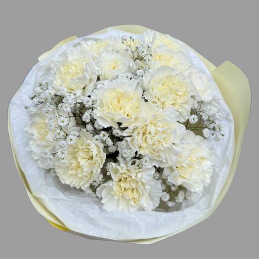 Bukiet białych goździkow z gipsophilą