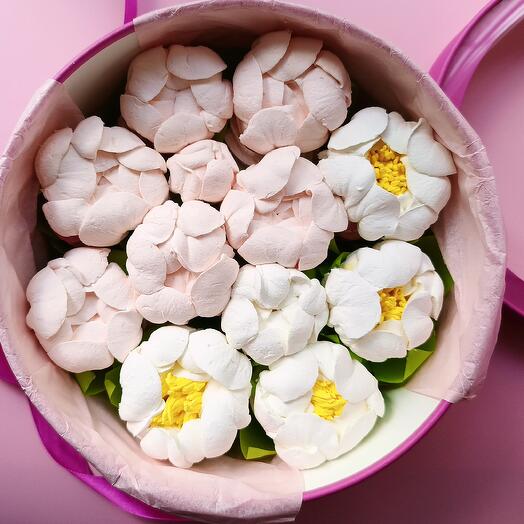 Шляпная коробка с зефирными цветами для подарка