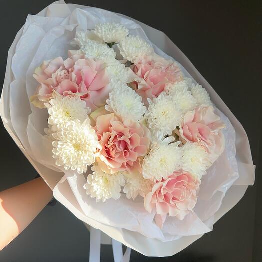 Стойкий букет хризантема с вывернутыми розами