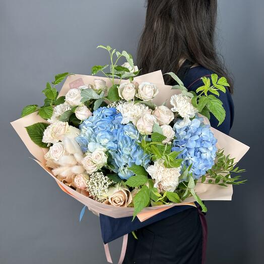 Авторский букет с голубой гортензией, кустовыми розами и гвоздикой