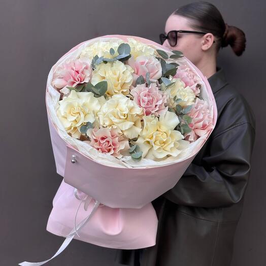 Стильный букет из белой и розовой французской розы 13 шт с эвкалиптом