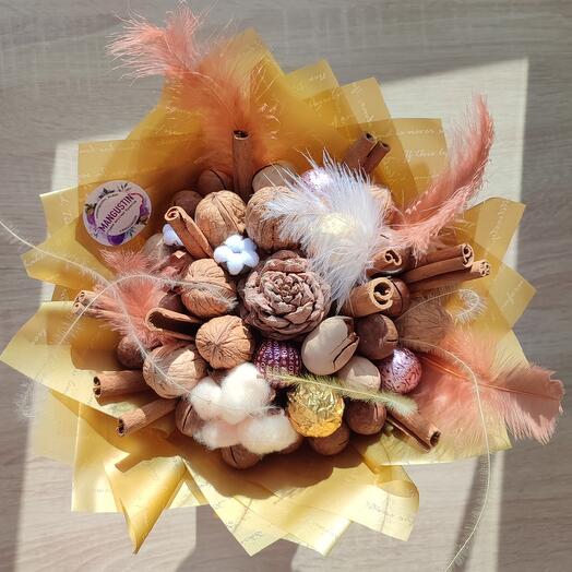 Букет из орехов пряный и нарядный подарок