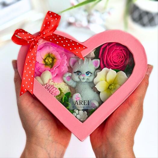 Цветы в коробке сердце S Котик