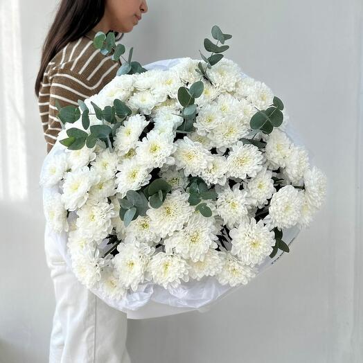 Букет "15 хризантем с эвкалиптом"