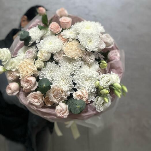 Delicate bouquet in powdery shades