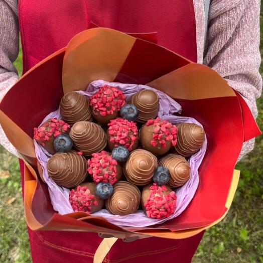 Букет из клубники в шоколаде и голубики (13-15 ягод) «Молочная девочка»