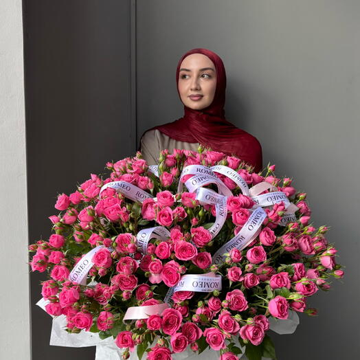 Композиция из кустовых роз в корзине