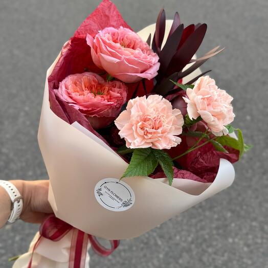 Букет с коралловой розой