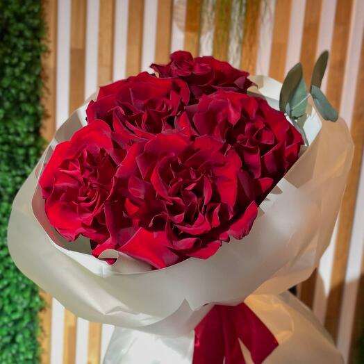 Букет "Бархат" французские розы с эвкалиптом для учителя
