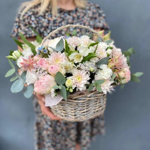 Корзина с  нежным составом цветов