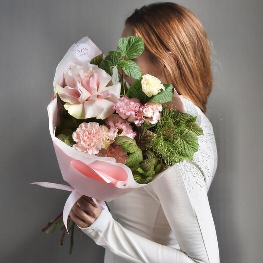 Авторский букет «Клубничные сливки» с французской розой в розовой гамме