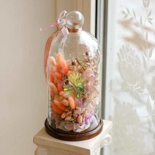 Композиция из сухоцветов в стеклянном куполе-клоше