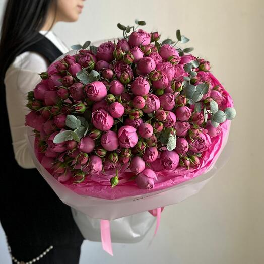 Букет "21 кустовых пионовидных роз с эвкалиптом"
