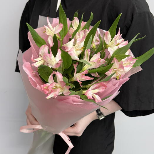 Букет из розовых альстромерий