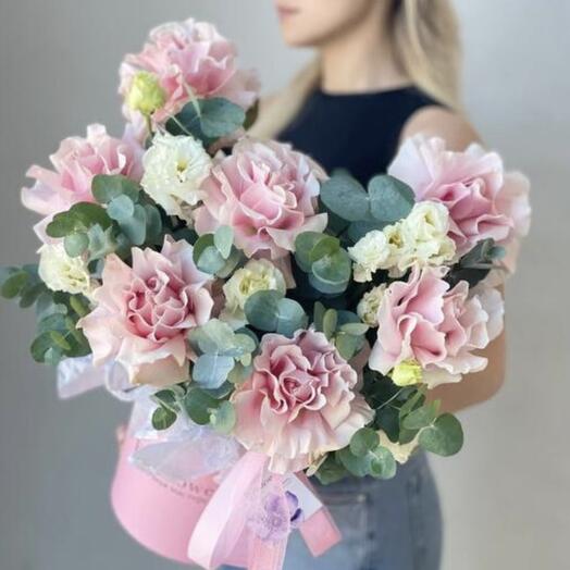 Композиция в коробке "Фантазия" из французских роз, эустомы. эвкалипта 🌸