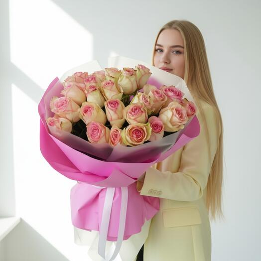 25 розовых роз в дизайнерском оформлении