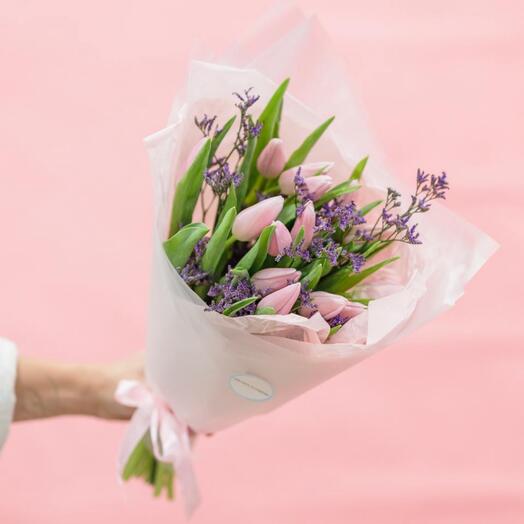 Нежный букет с розовыми тюльпанами и пушистым лимониумом