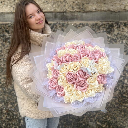 Букет из 41 атласной розы
