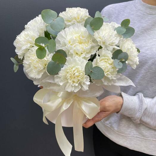 Белые диантусы и эвкалипт