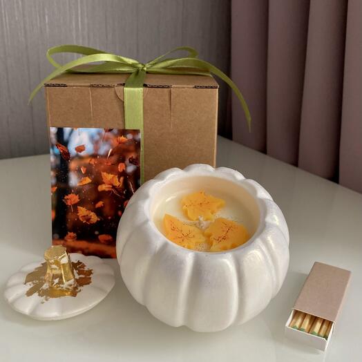 Свеча тыква из соевого воска, аромат «Пряная тыква и молоко» с декором осенние листья