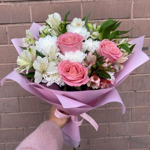 Букет с розами и яркими альстромериями «Конфетный рай»