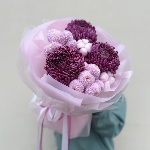 Букет из сиреневых и розовых хризантем