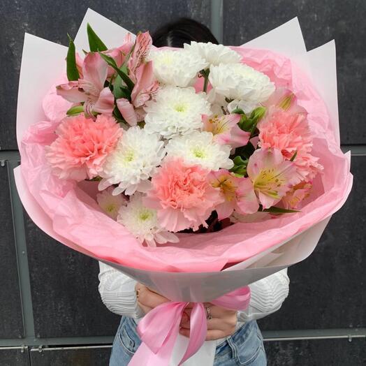 Букет с кустовыми хризантемами, диантусами и альстромериями