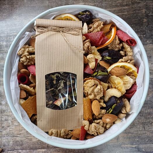 Коробка подарочная с орехами, судебными фруктами, чаем и пастилой