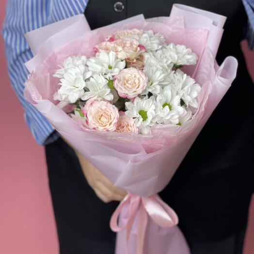 Букет из кустовых роз и хризантем ромашек