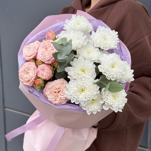 Букет «Романтика» с пионовидной кустовой розой и хризантемами