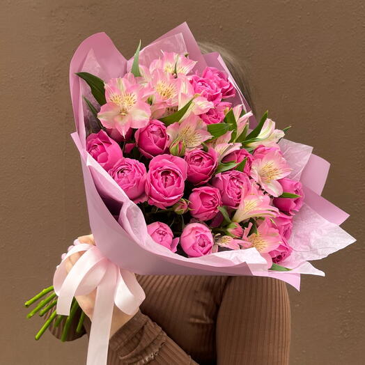Romance. Букет из кустовых пионовидных роз и альстромерий