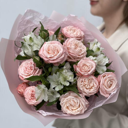 Кустовые пионовидные розы с альстромерией