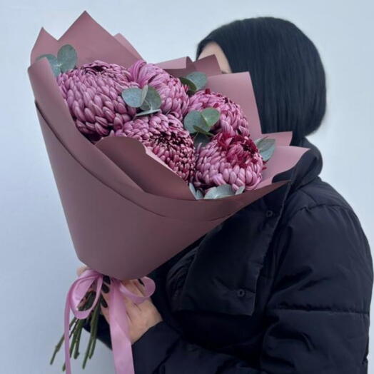 Монобукет из сезонных хризантем Бигуди и эвкалипта для лучшей мамы 💕💐